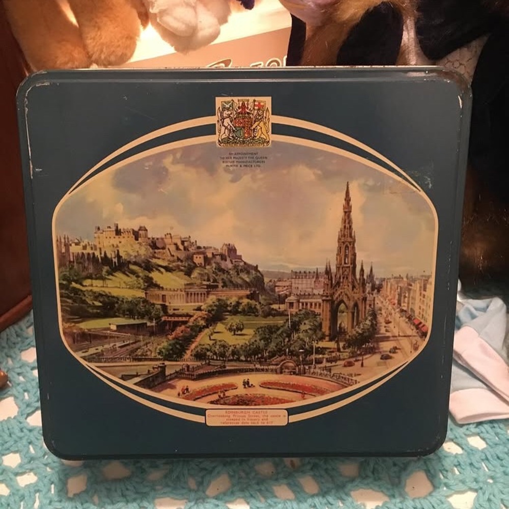 1970 McVitie and P R I C E biscuit tin